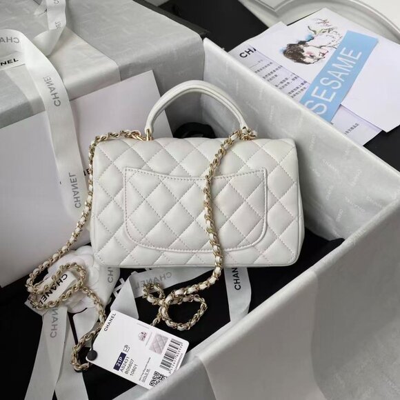 Classic CHANEL Bag: A Stylish and Versatile Choice for Elegance - Picture 5 of 6
